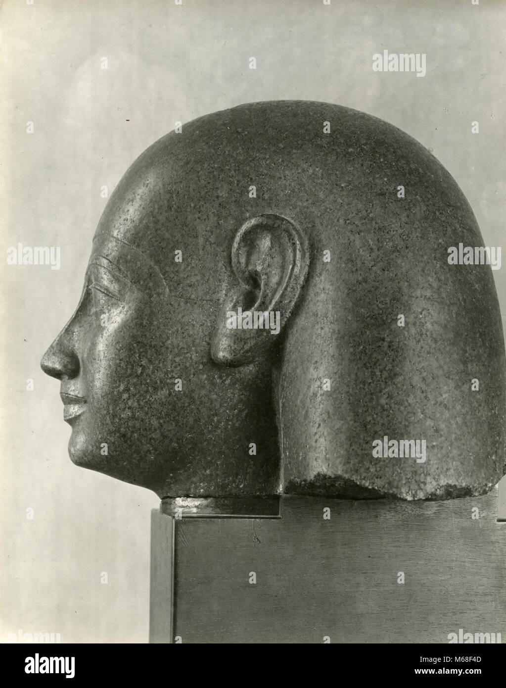 Cabeza del faraón egipcio antiguo estatua Foto de stock