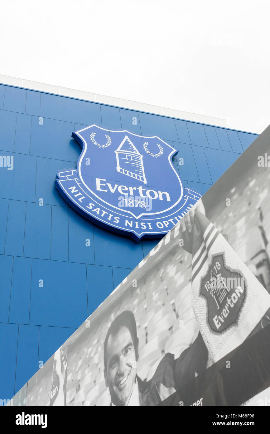 Everton Football Club emblema en el exterior del terreno de fútbol Goodison Park. Liverpool, Merseyside. Foto de stock