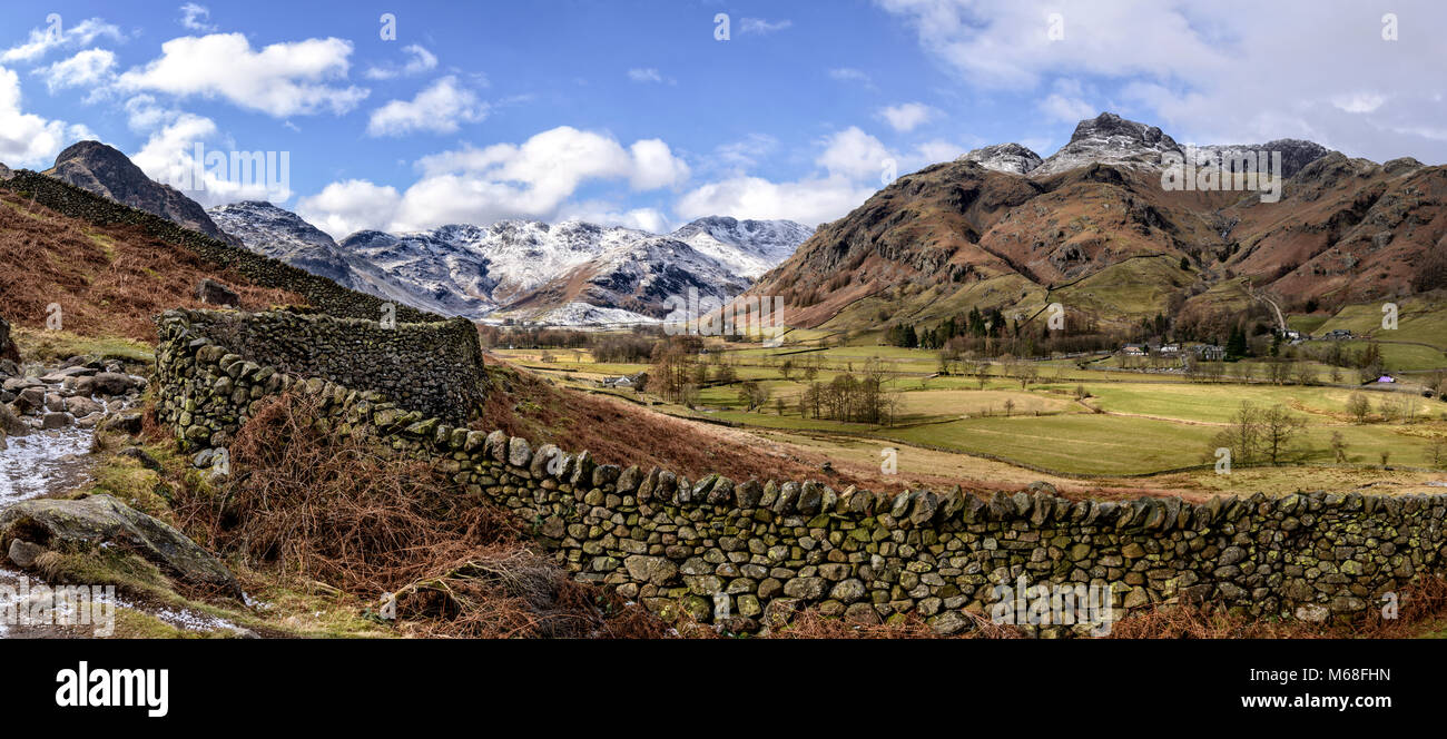 La cabeza del gran valle Langdale ignorada por los Langdale Pikes Pike con O'Blisco, riscos y deformación elástica cayó detrás Foto de stock