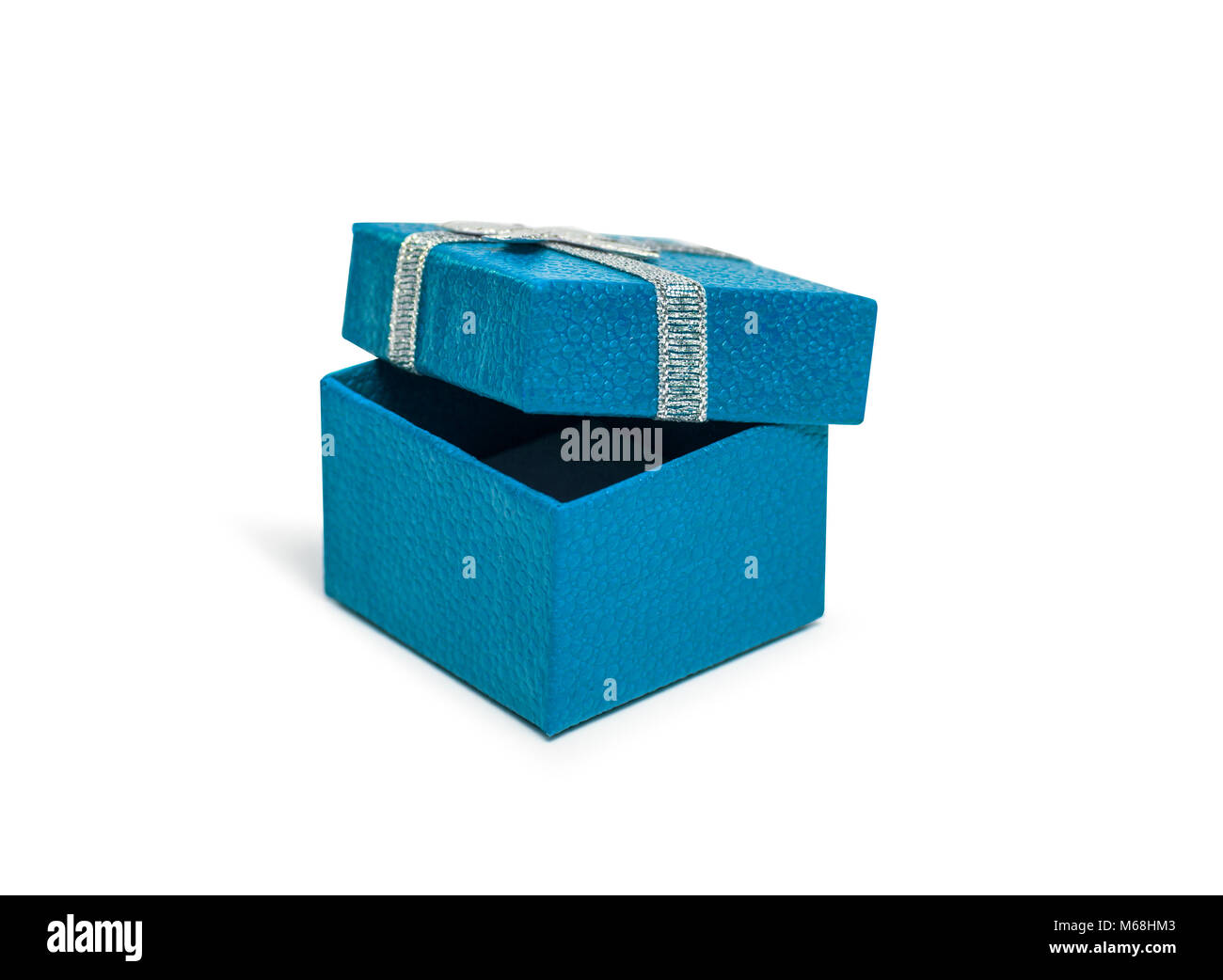 Caja de regalo azul abierto con cinta de plata aislado sobre fondo blanco. Foto de stock