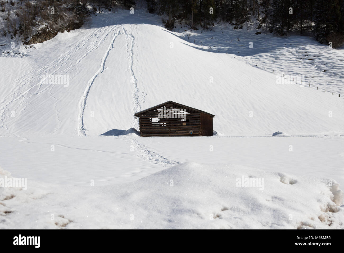 Europa Austria Alpes Großarl -una cabaña en las montañas de nieve Foto de stock