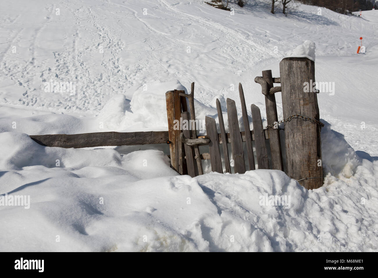 Europa Austria Alpes Großarl - un viejo dañado valla de madera en la nieve. Foto de stock