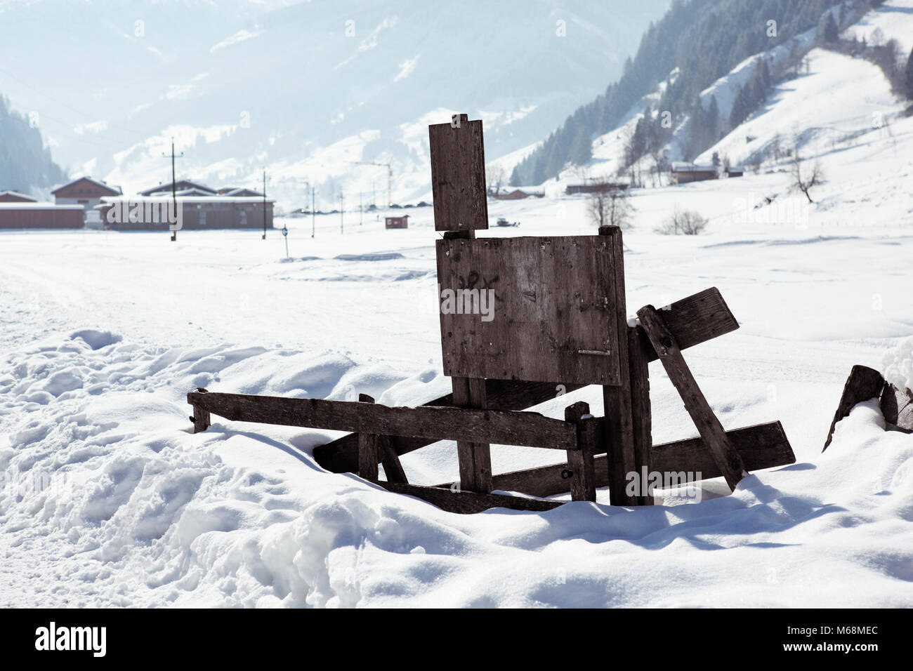 Europa Austria Alpes Großarl - un viejo dañado valla de madera en la nieve. Foto de stock