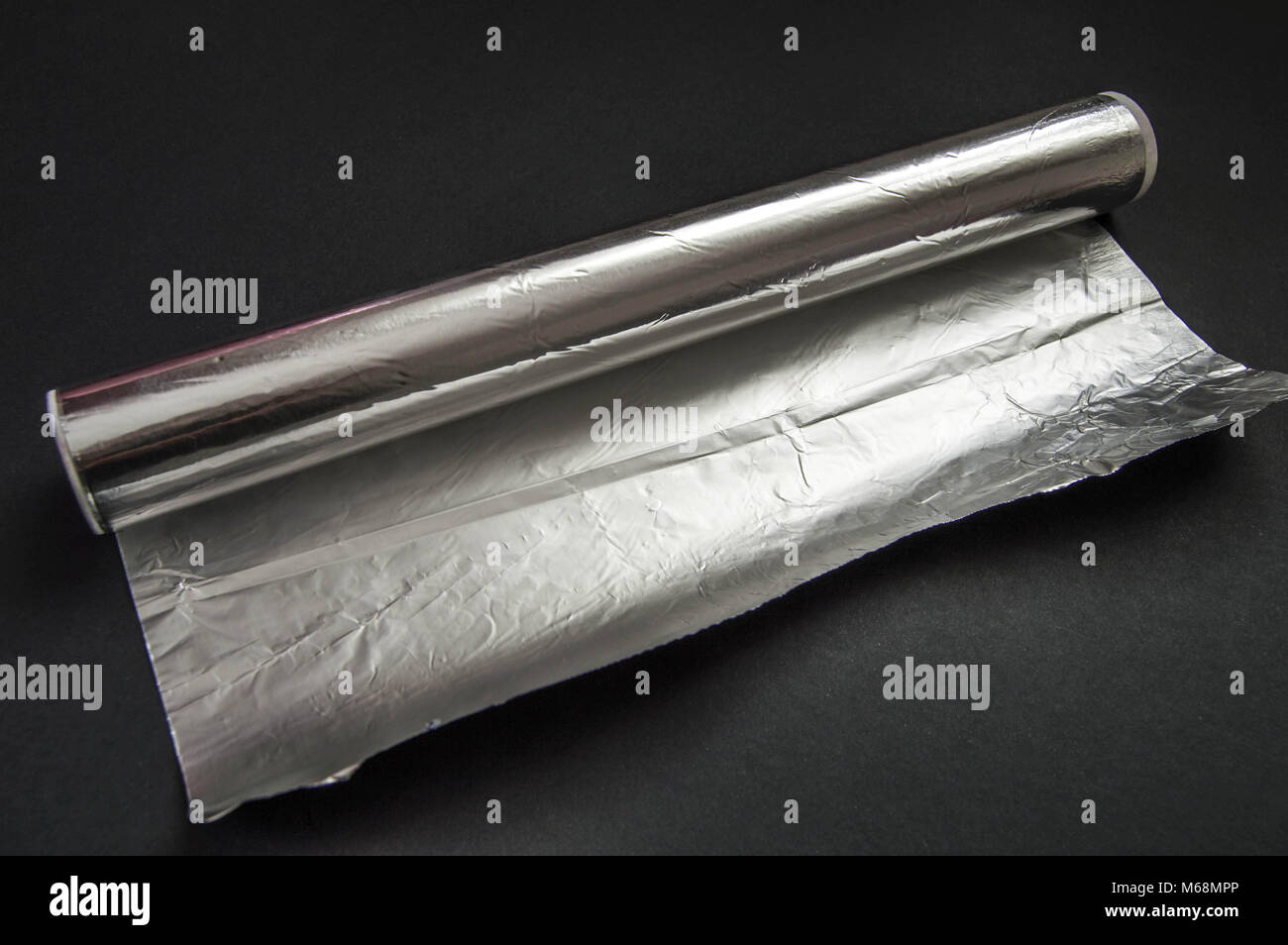 El papel de aluminio utilizado para cocinar en la cocina está en el piso  negro Fotografía de stock - Alamy