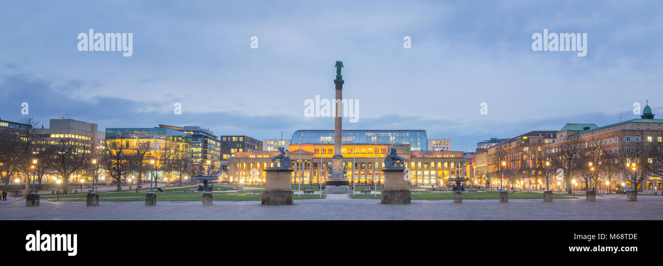 Panorama de Stuttgart Schlossplatz al atardecer Foto de stock