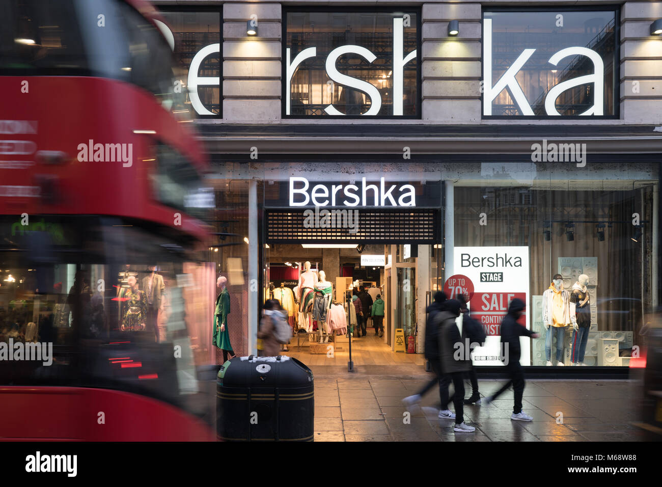 Tras la noticia de dos tiendas de High street la salida del negocio,  existen temores por otros. Una vista de tienda Bershka en Oxford Street en  Lond Fotografía de stock - Alamy