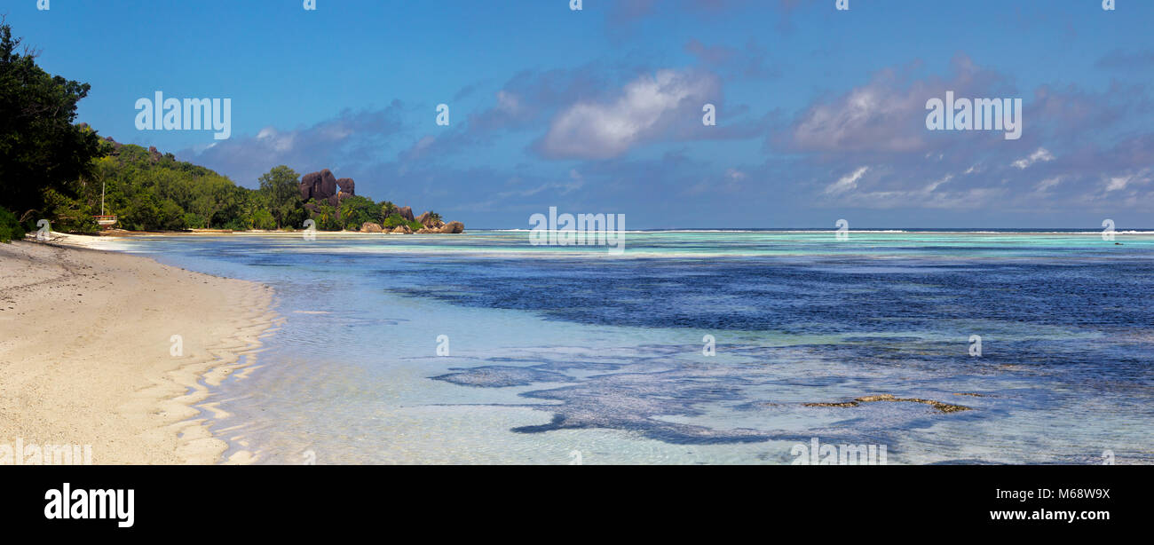 Solitaria playa tropical en La Digue, Seychelles. Foto de stock
