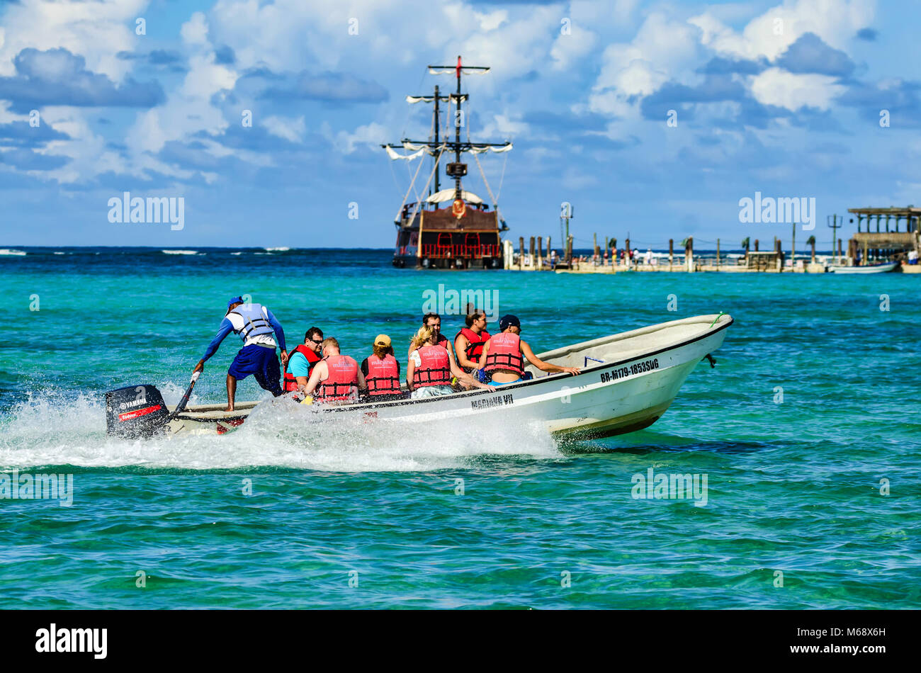 SANTO DOMINGO, República Dominicana - Octubre 29, 2015: Los turistas en bote sobre el agua Foto de stock
