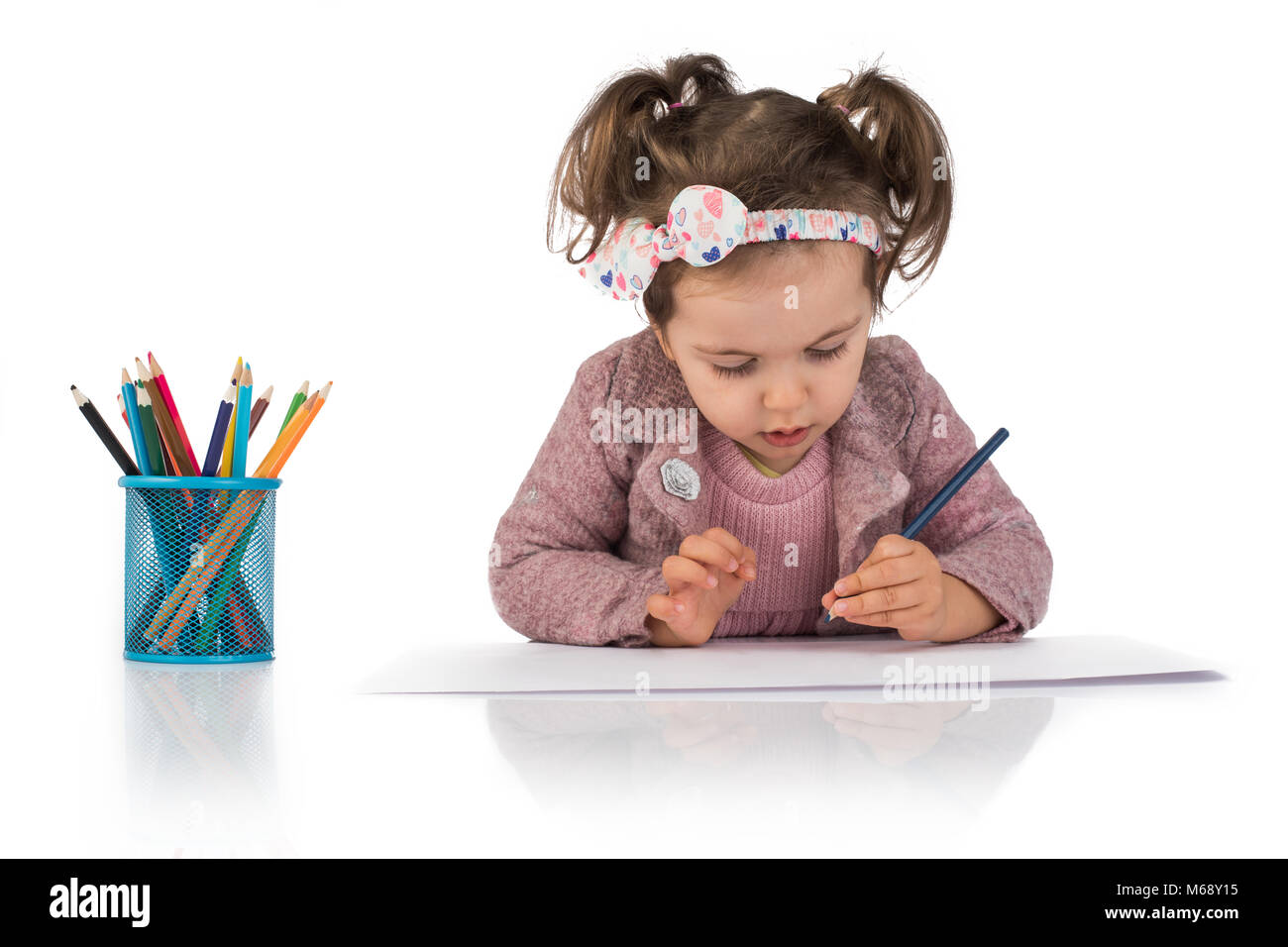 Concepto Montessori.cute little girl aprender a dibujar. Foto de stock