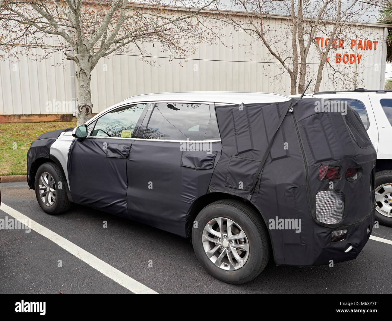 Prototipo de automóvil o SUV Hyundai coche disfrazados en una envoltura camuflado de vinilo negro estacionado en un estacionamiento en Auburn, Alabama, EE.UU. Foto de stock