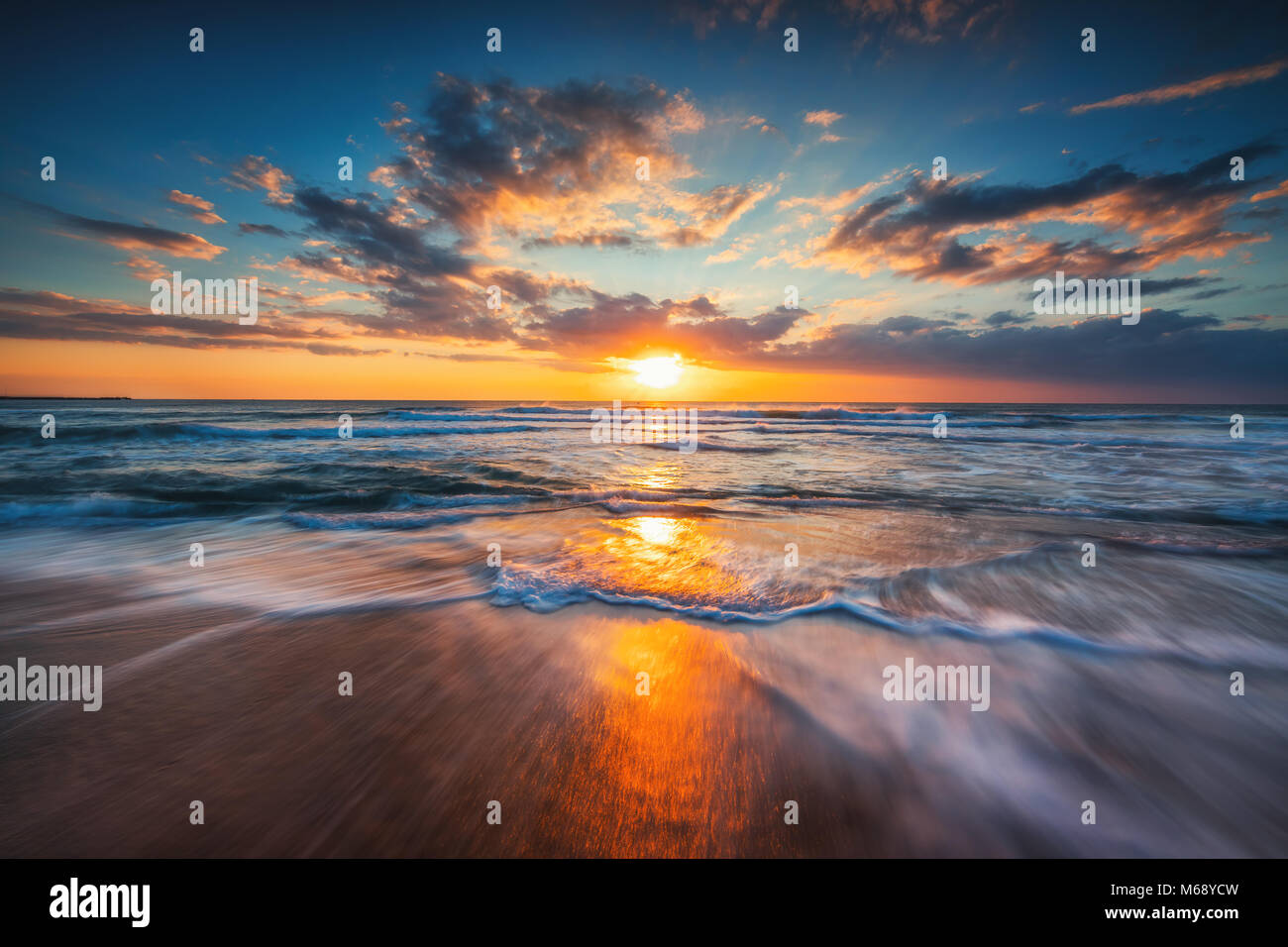 Fondos de pantalla hermosa puesta de sol y el amanecer fotografías e  imágenes de alta resolución - Alamy