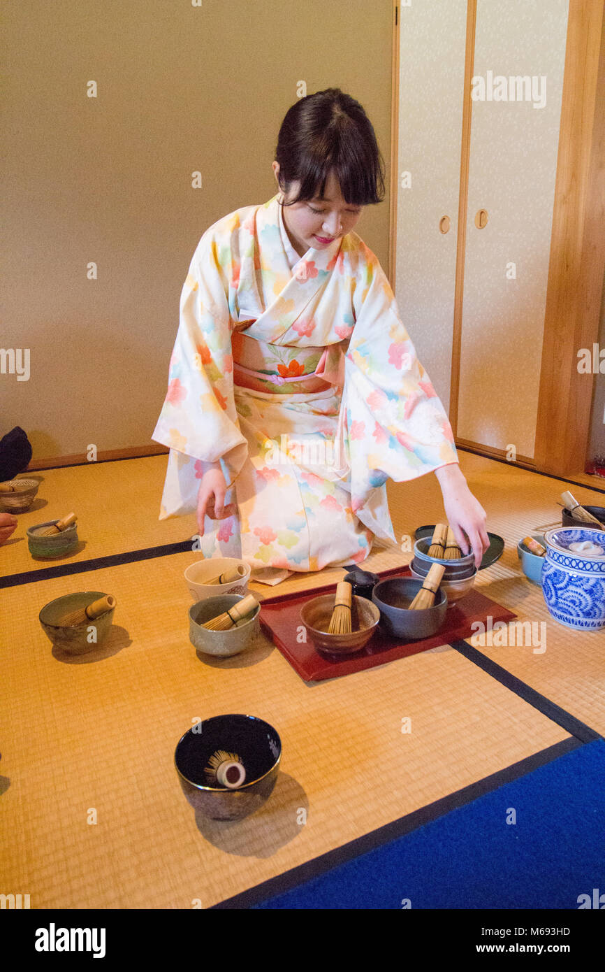 Una niña preparando una tradicional ceremonia de té japonés en el distrito Gion de Kyoto, Japón. Foto de stock