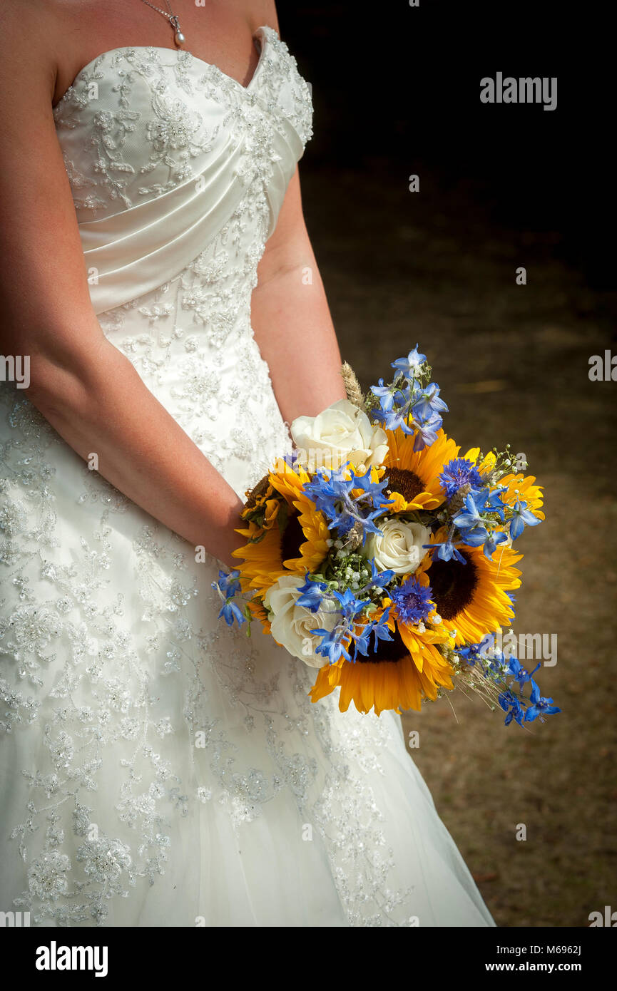 Día de boda ramo de novia compuesto de girasoles Fotografía de stock - Alamy