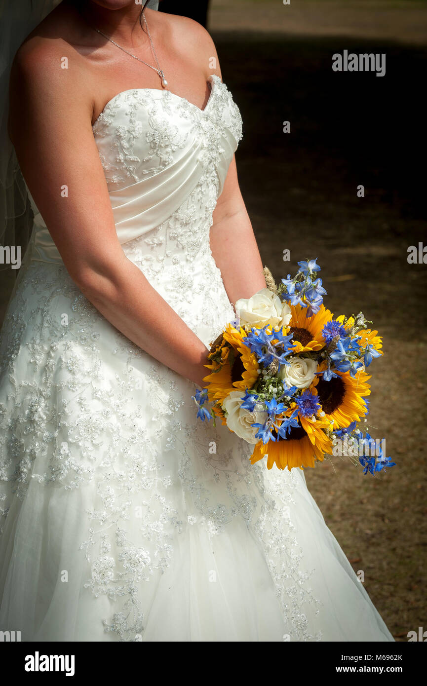 Día de boda ramo de novia compuesto de girasoles Fotografía de stock - Alamy