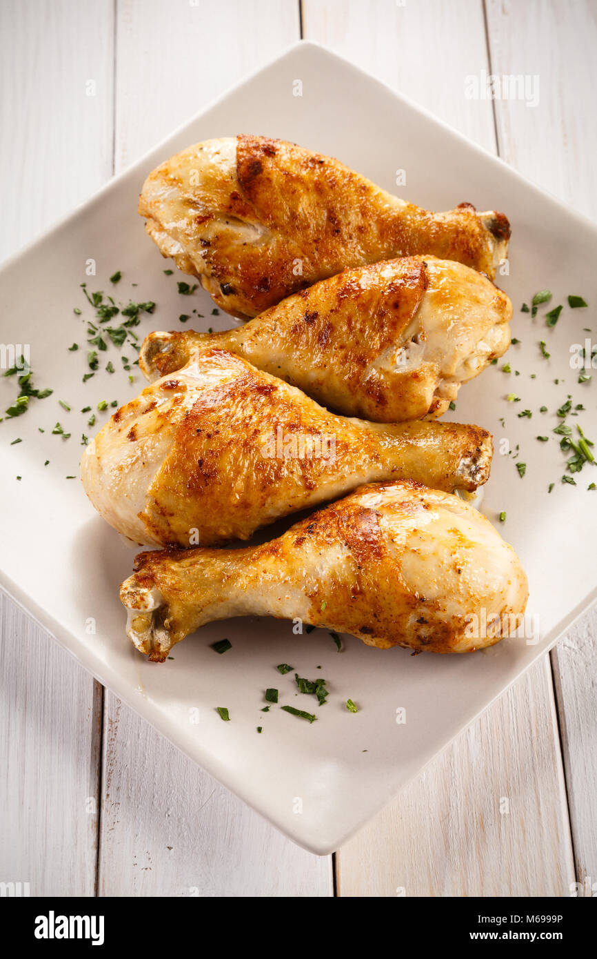 Muslos de pollo a la plancha y verduras Fotografía de stock - Alamy