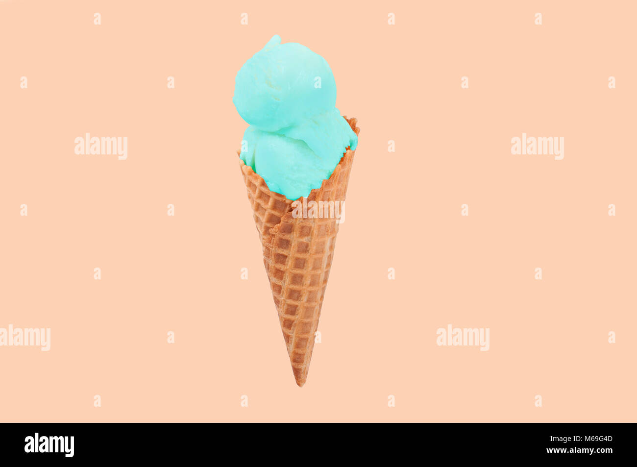 Cono de helado de pistacho sobre fondo de color pastel desapareció. Oblea  helado en copa Fotografía de stock - Alamy