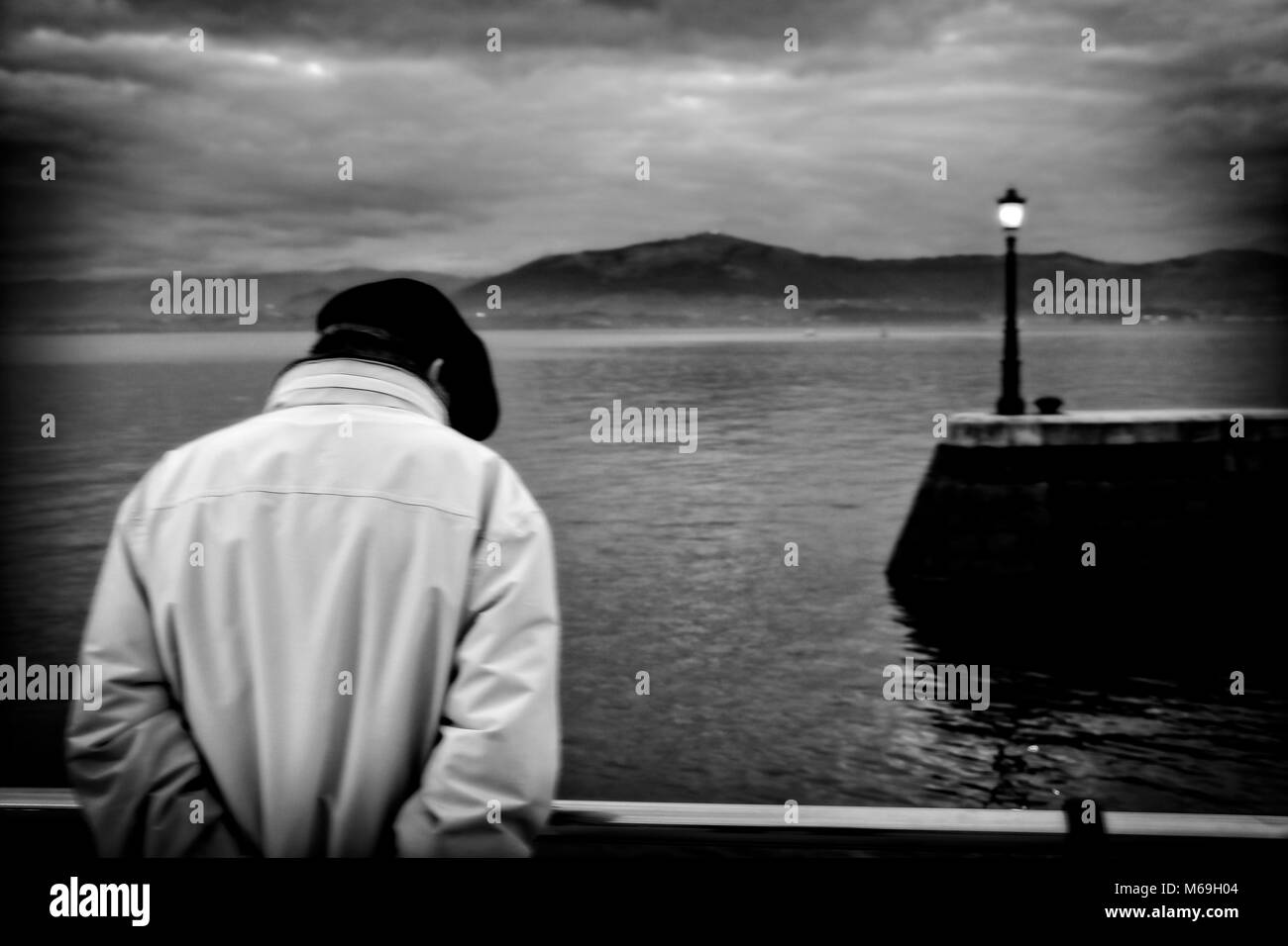 Viejo hombre mirando al mar. Bahia de Santander. Mar Cantábrico, Cantabria, España, Europa Foto de stock