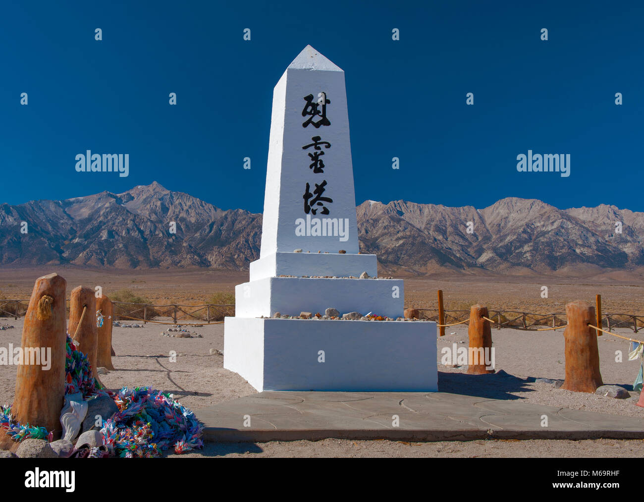 Obelisco, Manzanar Monumento Histórico Nacional, el Bosque Nacional Inyo, Sierra Oriental, California Foto de stock