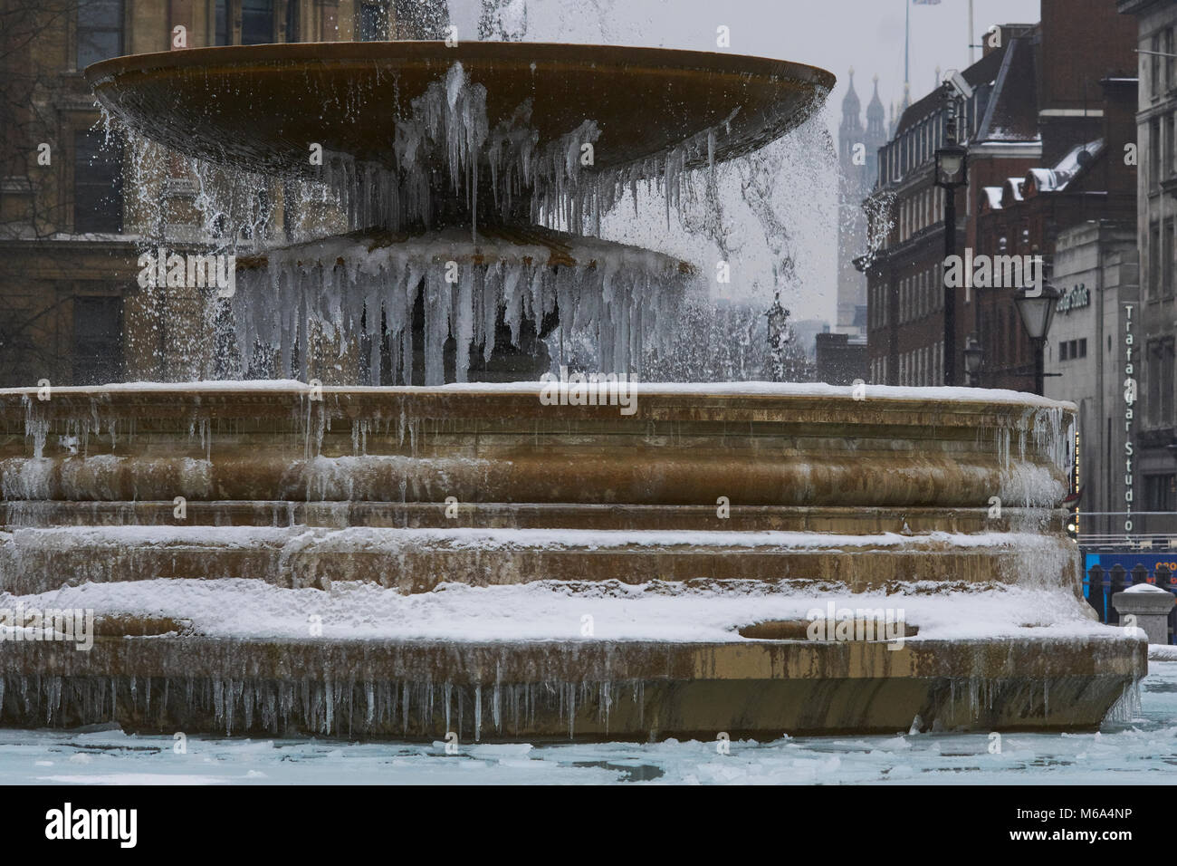 Trafalgar Square, Londres. 1 de Mar, 2018. El clima del Reino Unido: las famosas fuentes londinense Trafalgar Square tienen ahora carámbanos gracias a la "Bestia del Este" crédito: Edward Webb/Alamy Live News Foto de stock