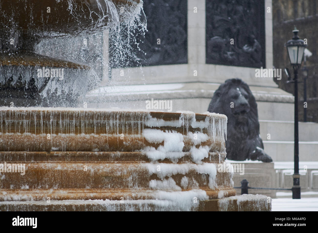 Trafalgar Square, Londres. 1 de Mar, 2018. El clima del Reino Unido: las famosas fuentes londinense Trafalgar Square tienen ahora carámbanos gracias a la "Bestia del Este" crédito: Edward Webb/Alamy Live News Foto de stock