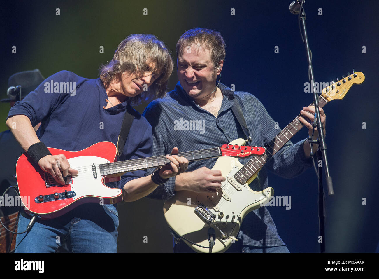 Wroclaw, Polonia. 27 de febrero de 2018. Concierto de la banda Dire Straits experiencia. Imagen: Terence Reis (L) y Tim Walters (R) Foto de stock