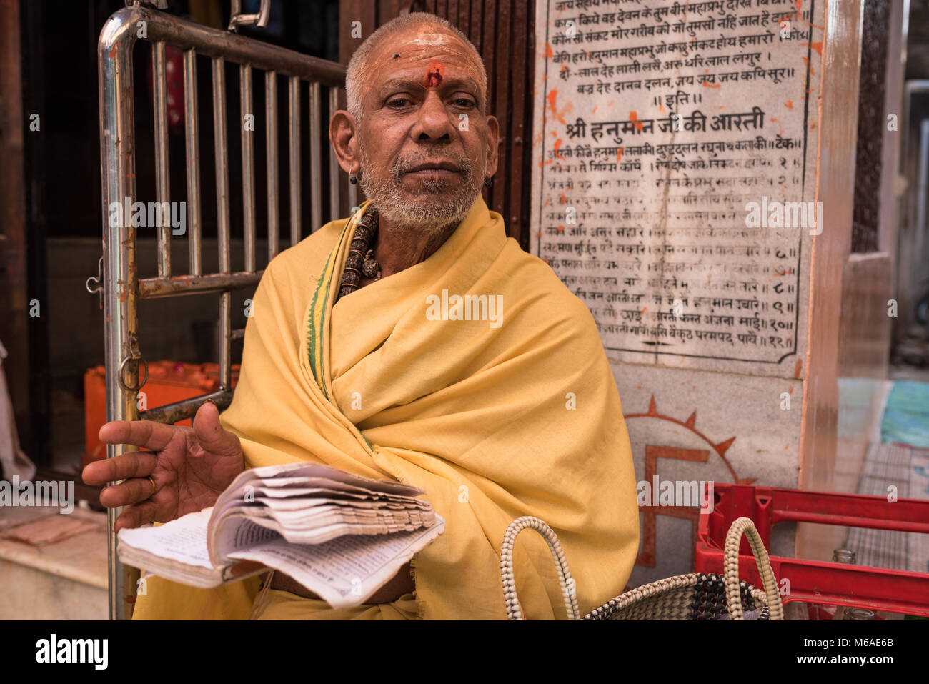 Un hombre de la casta brahman se detiene durante la oración en Varanasi, India. Foto de stock
