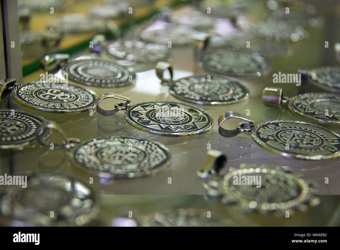 Joyer a de Plata en una tienda de joyas mexicanas Fotograf a de