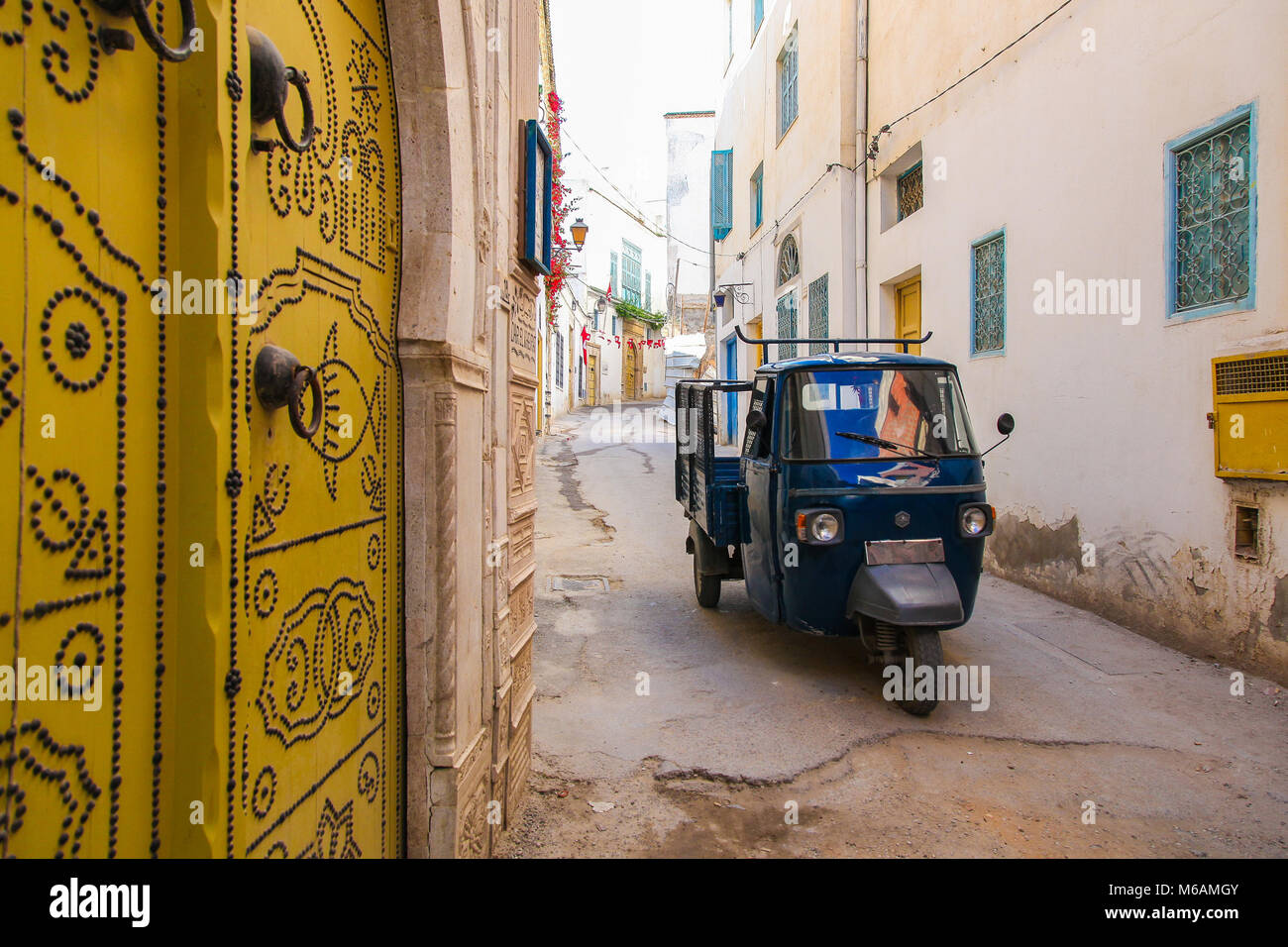 Puerta tradicional tunecina en Túnez, la capital del país islámico. Foto de stock