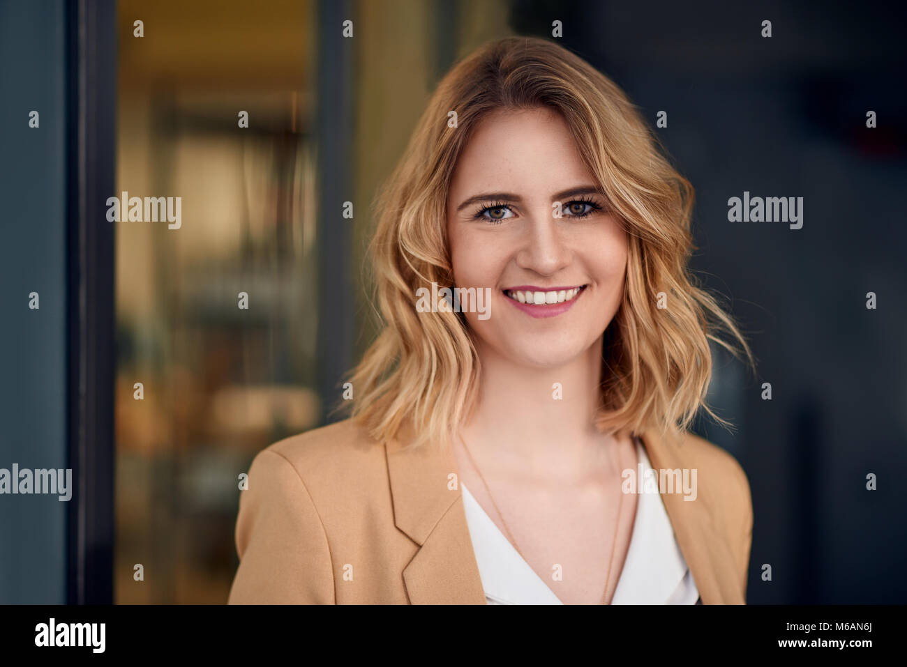 Retrato de smart elegante mujer de pie contra el fondo oscuro Foto de stock