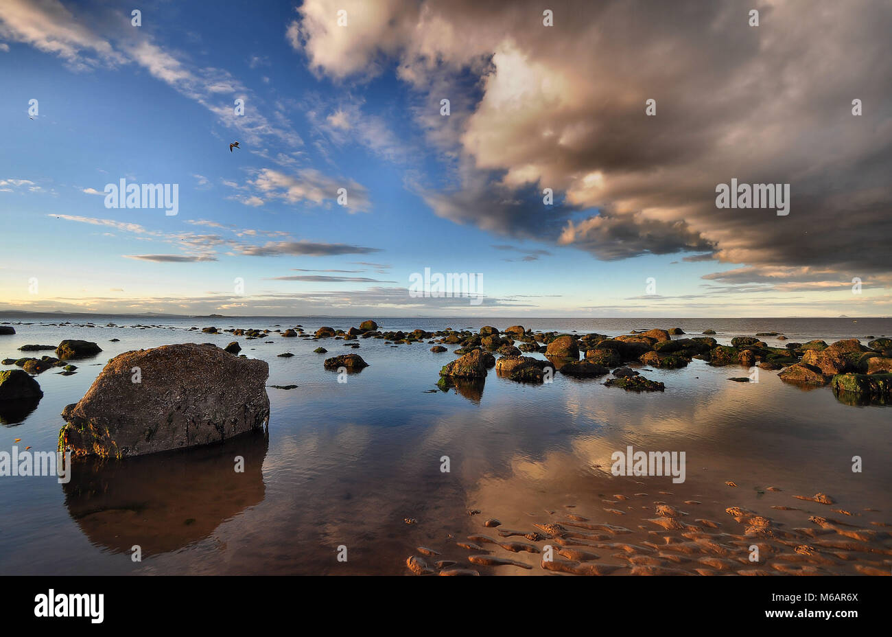 El atardecer en la costa escocesa, playa de Portobello, Edimburgo Foto de stock