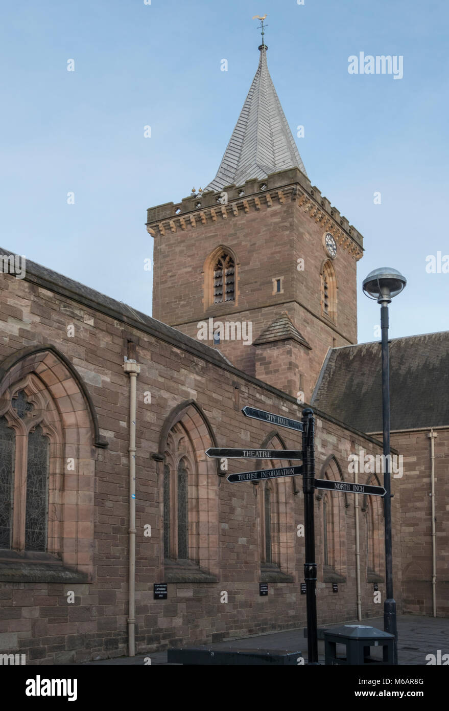 St John's Kirk se encuentra en el centro de Perth, en Escocia, Reino Unido Foto de stock