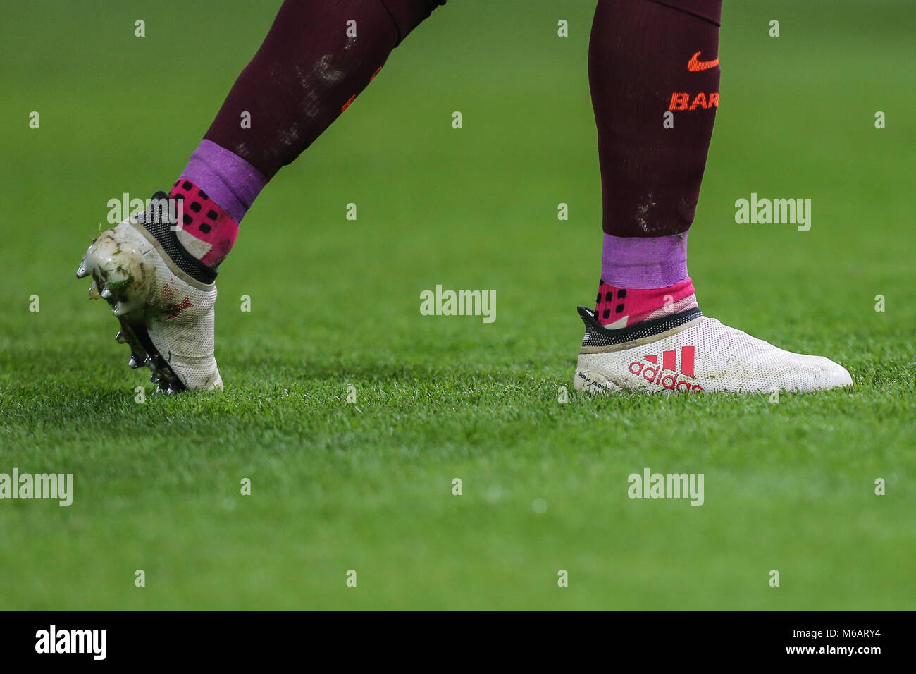Los calcetines y las botas de Luis Suárez de Barcelona durante la final de  la UEFA Champions League entre Chelsea y Barcelona en Stamford Bridge,  Londres, Engla Fotografía de stock - Alamy