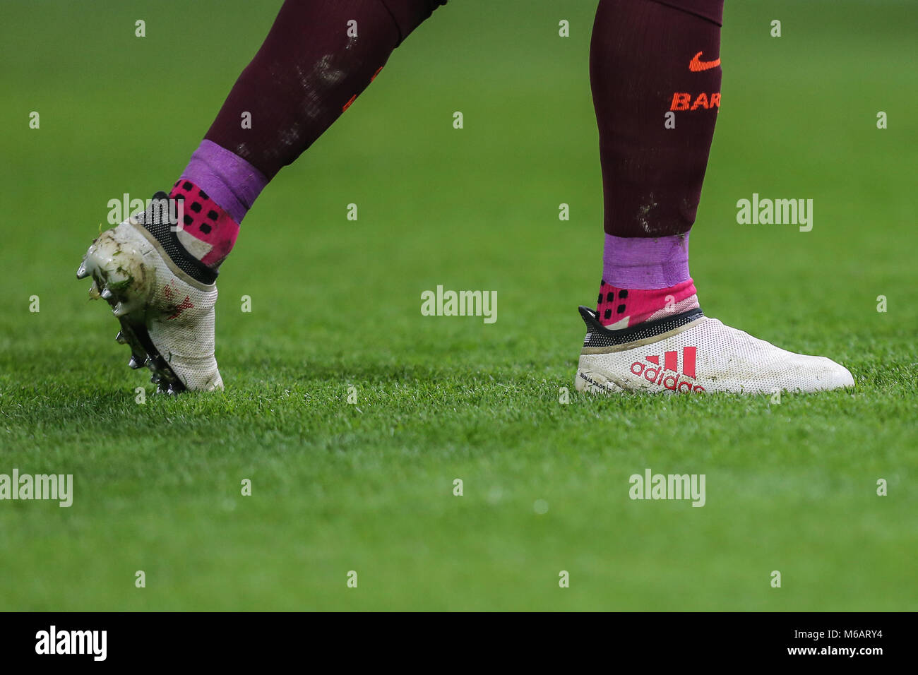 Los calcetines y las botas de Luis Su rez de Barcelona durante la