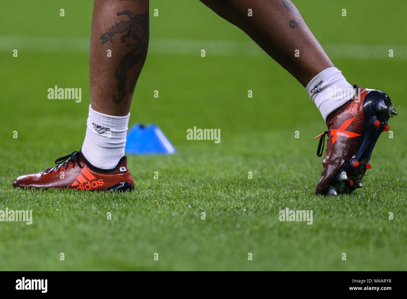 Las botas de Marcelo del Real Madrid con los nombres de su hijo, Enzo y  Liam, por delante de la Liga de Campeones de la UEFA partido entre  Tottenham Hotspur y Fotografía