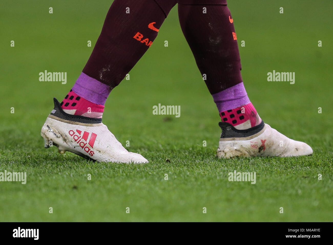 Los calcetines y las botas de Luis Suárez de Barcelona durante final de la UEFA Champions League entre Chelsea y Barcelona en Stamford Bridge, Londres, Engla Fotografía de stock Alamy