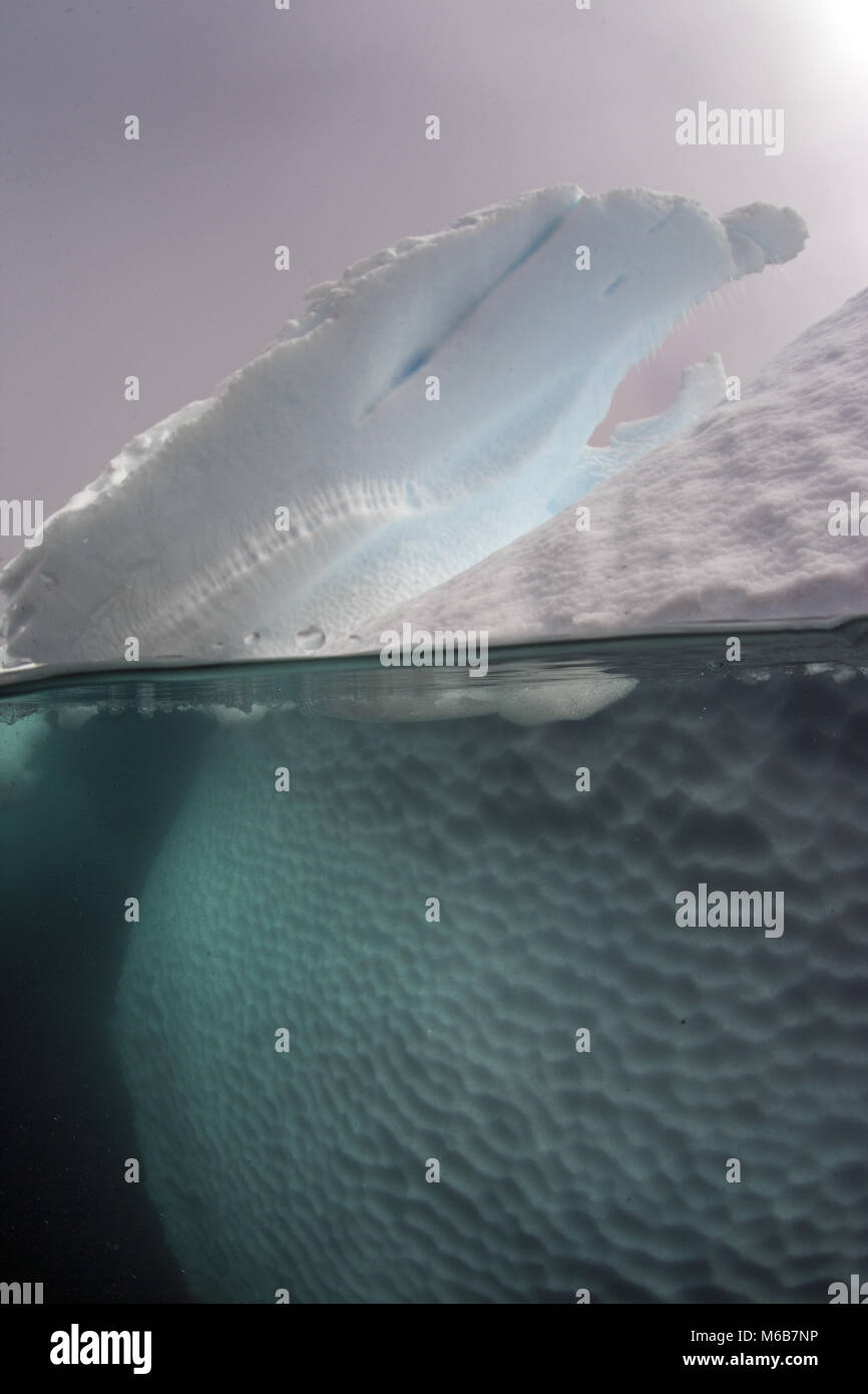 Iceberg por encima y por debajo Foto de stock