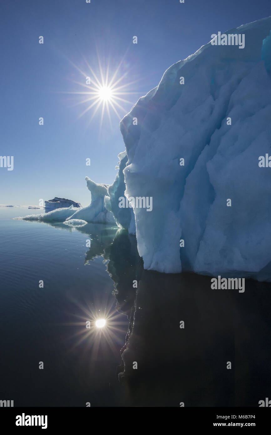 Sun más de iceberg en la Antártida Foto de stock