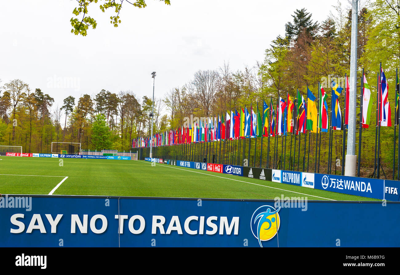 Diga no al racismo. Visitar la sede oficial de la FIFA en Zurich. Foto de stock