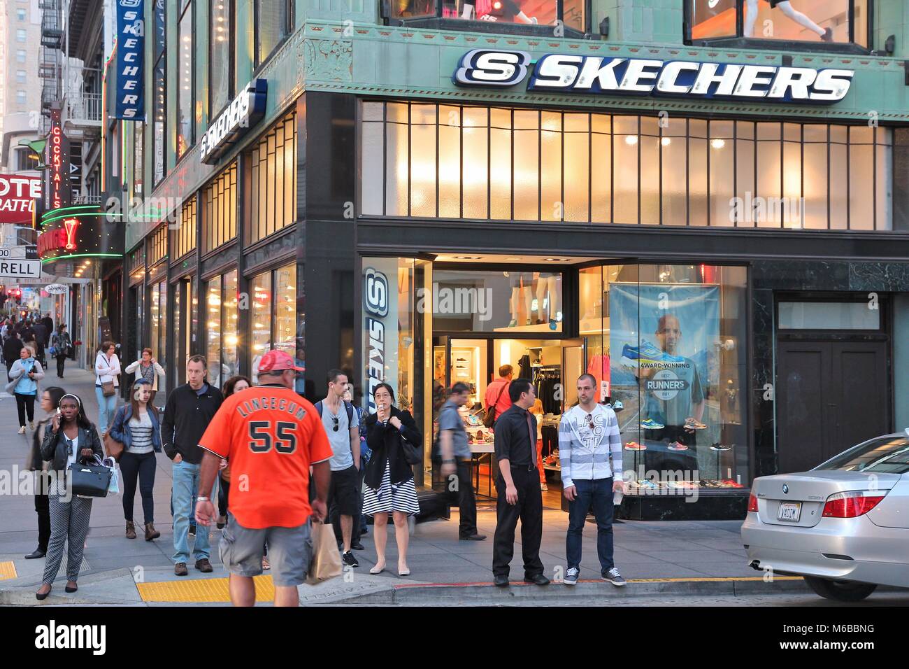 SAN FRANCISCO, EEUU - Abril 8, 2014: Los compradores andando por Skechers  shoe store en San Francisco, Estados Unidos. Skechers América es una  compañía de zapatos con 503 tiendas Fotografía de stock - Alamy