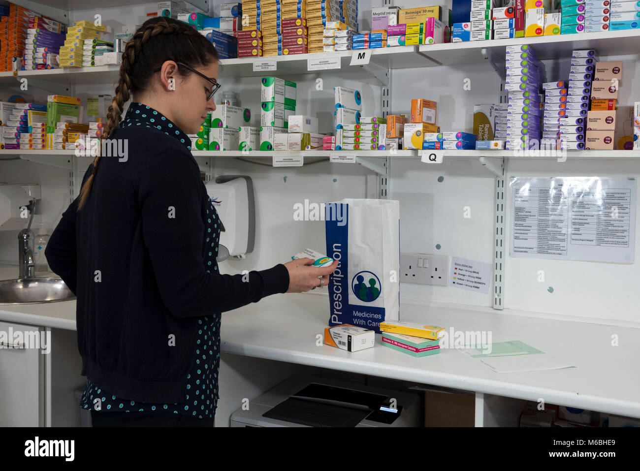 Dispensador preparar una receta Fotografía de stock - Alamy