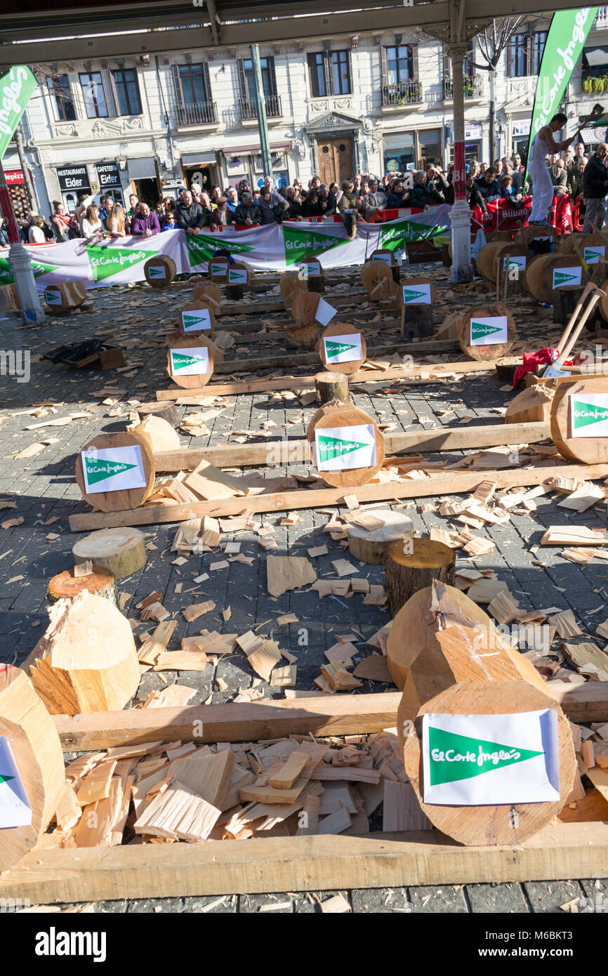 El 21 de diciembre de 2017, Bilbao, España-madera cortando la competencia por la festividad de Santo Tomás Foto de stock