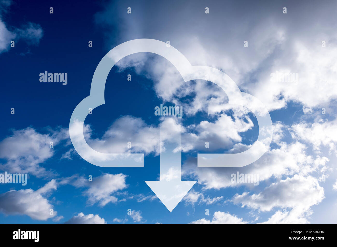 Dibujo de nube con flecha abajo representando a descargar desde un equipo remoto de servidor. Cielo azul y nubes en el fondo de la imagen indica la accessi Foto de stock