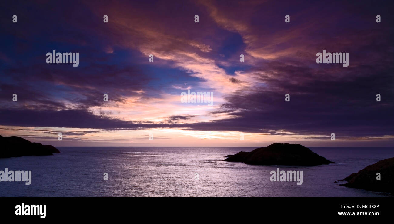 Una vista de noche de Strumble Head de Pembrokeshire, mientras el sol se pone. Foto de stock