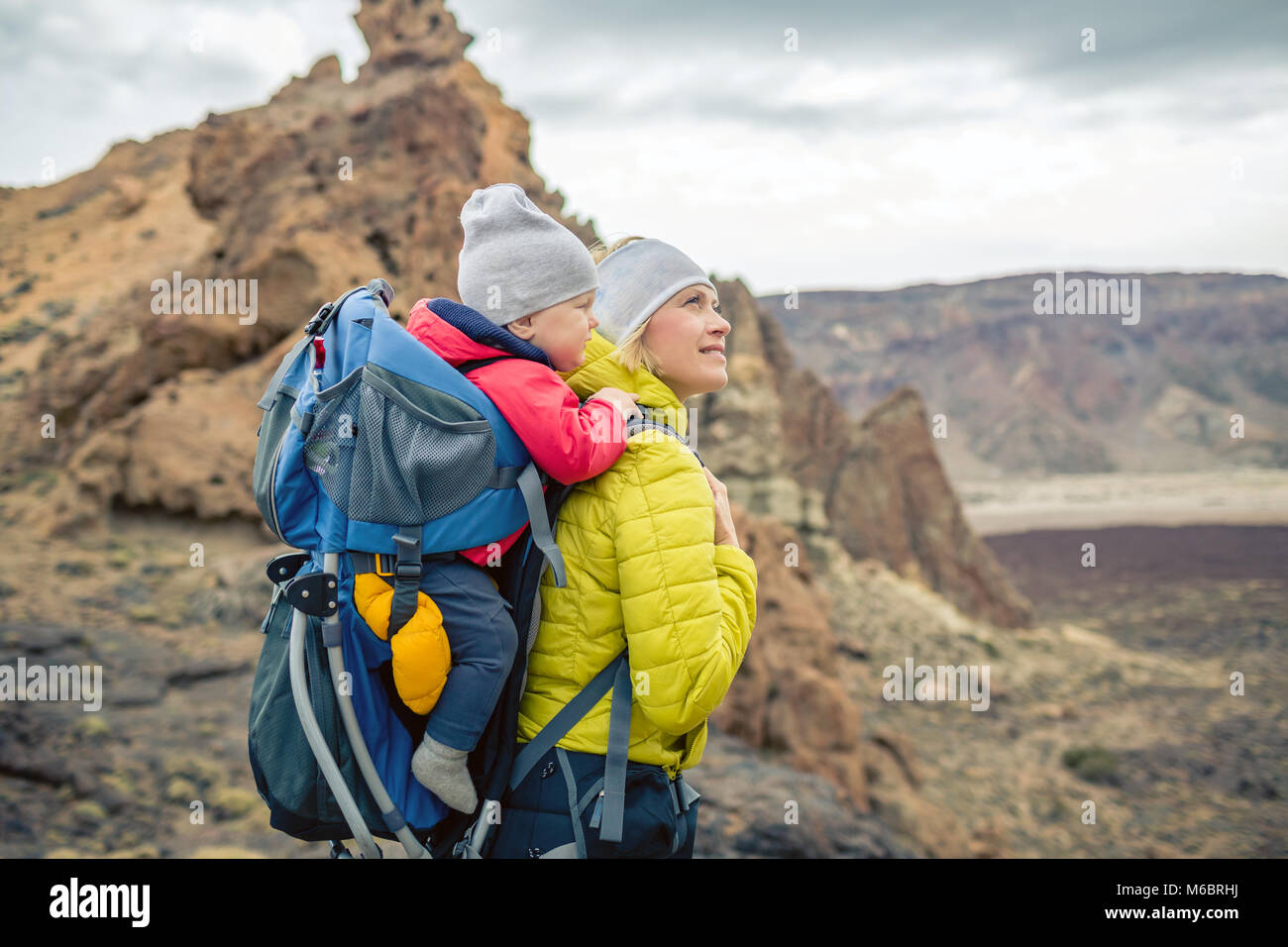 Caminata familiar Baby Boy viajando mochila la madre. Trekking con niño en de viaje familiar en las montañas. Viaje de vacaciones con bebé ca Fotografía de stock -