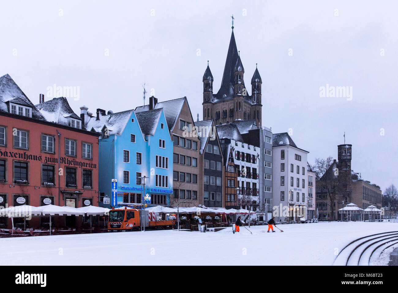 Alemania, Colonia, casas en la parte vieja de la ciudad al Frankenwerft  bruto, la iglesia de San Martín, en invierno, la nieve Deutschland, Koeln,  Haeuser in der al Fotografía de stock -