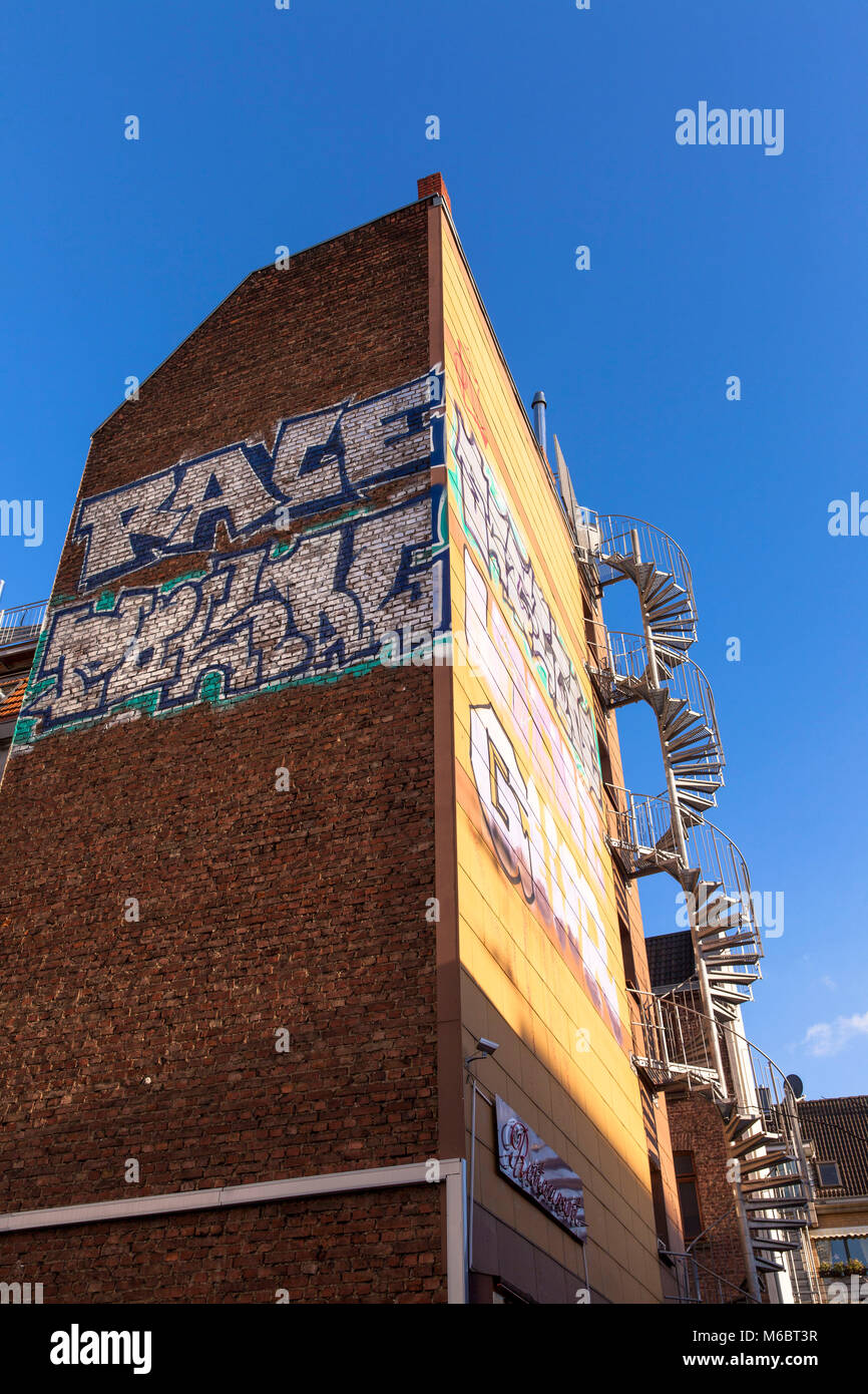 Alemania, Colonia, casa con graffiti y escaleras en espiral en la calle Gereonswall. Europa, Deutschland, Nordrhein-Westfalen, Koeln, Haus mit Graffiti Foto de stock