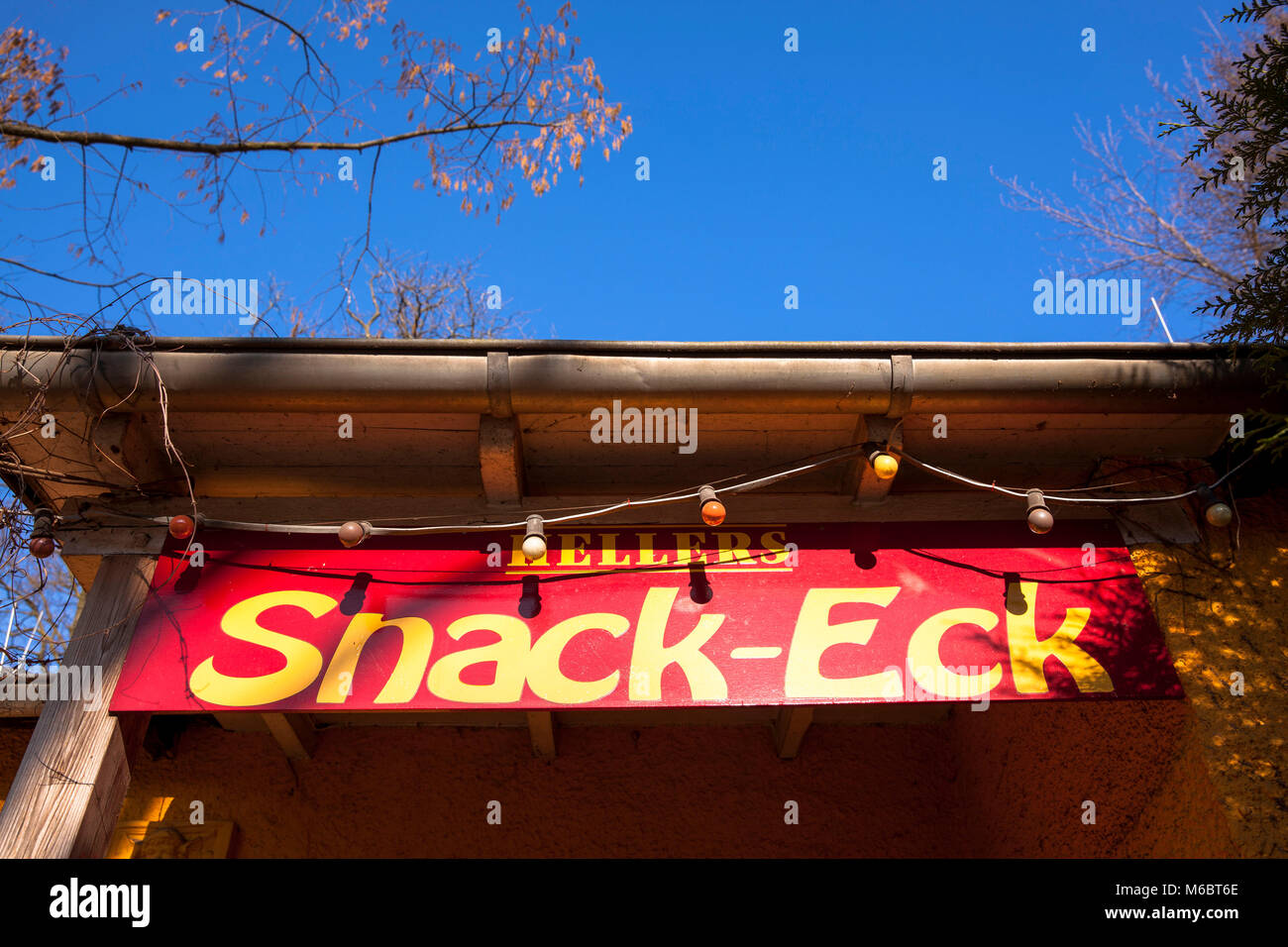 Alemania, Colonia, signo de una cervecería en el Volksgarden. Deutschland, Koeln, Schild Biergarten im im Volksgarten. Foto de stock