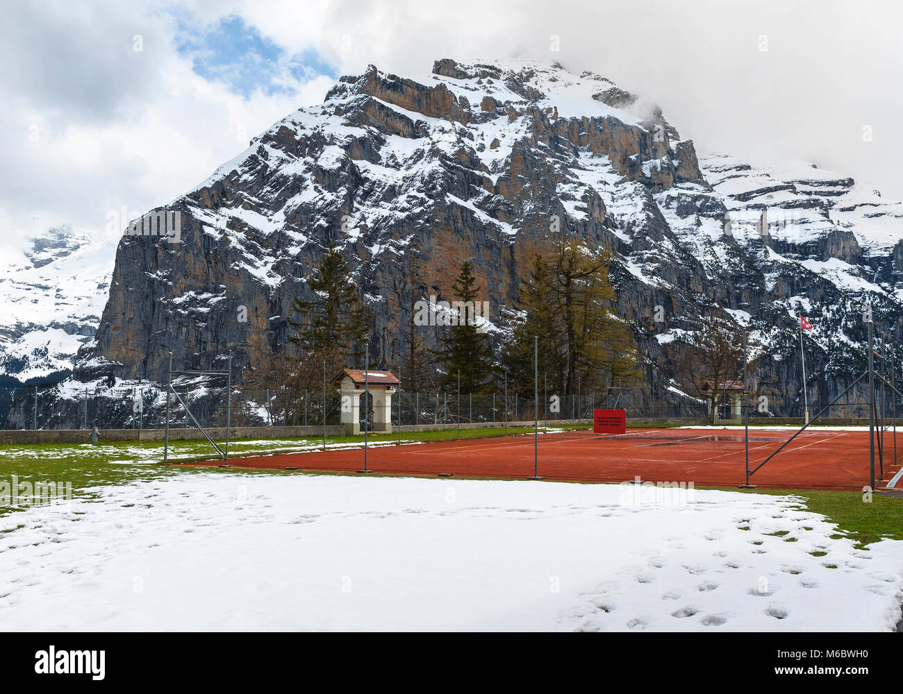 Pista de tenis en Murren village en Alpes Suizos Foto de stock