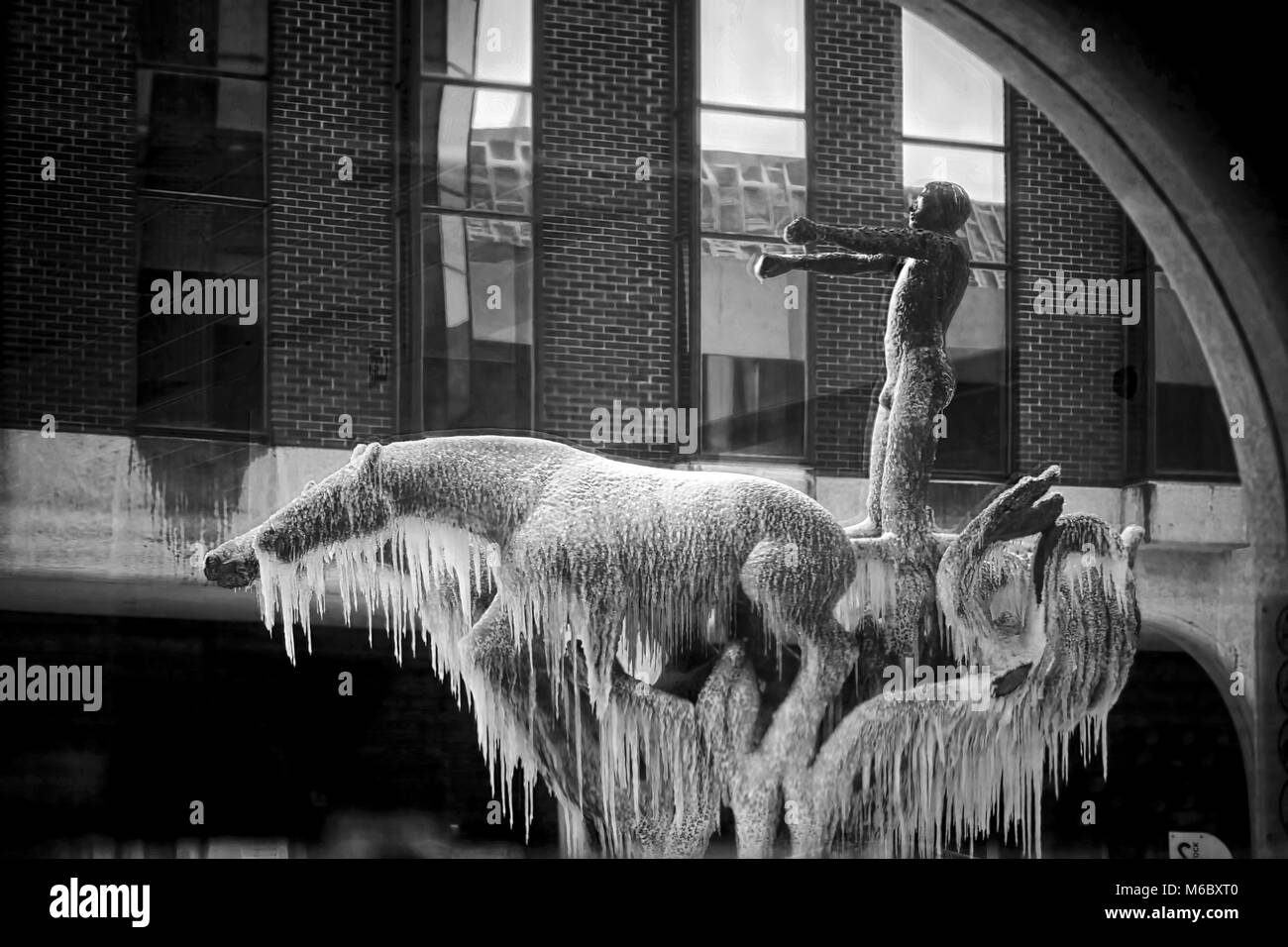 Dublín/Irlanda 03/02/2018 Congelados Chariot de vida fuente en Abbey Street en frente de la vida irlandesa. La tormenta Emma, bestia de Oriente Foto de stock