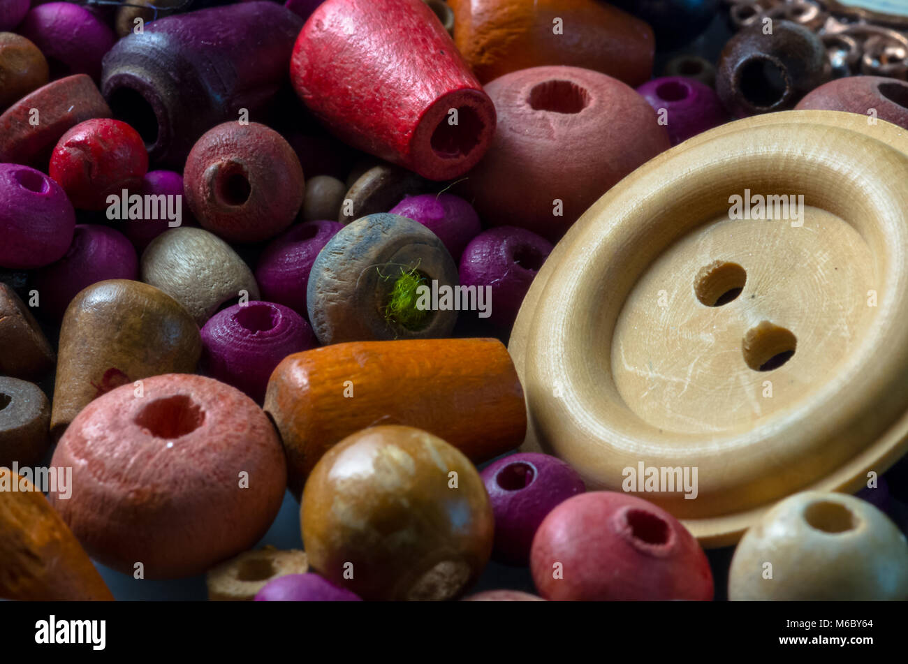 grupo de botones grandes y pequeños de madera beige en fila sobre fondo  azul Fotografía de stock - Alamy